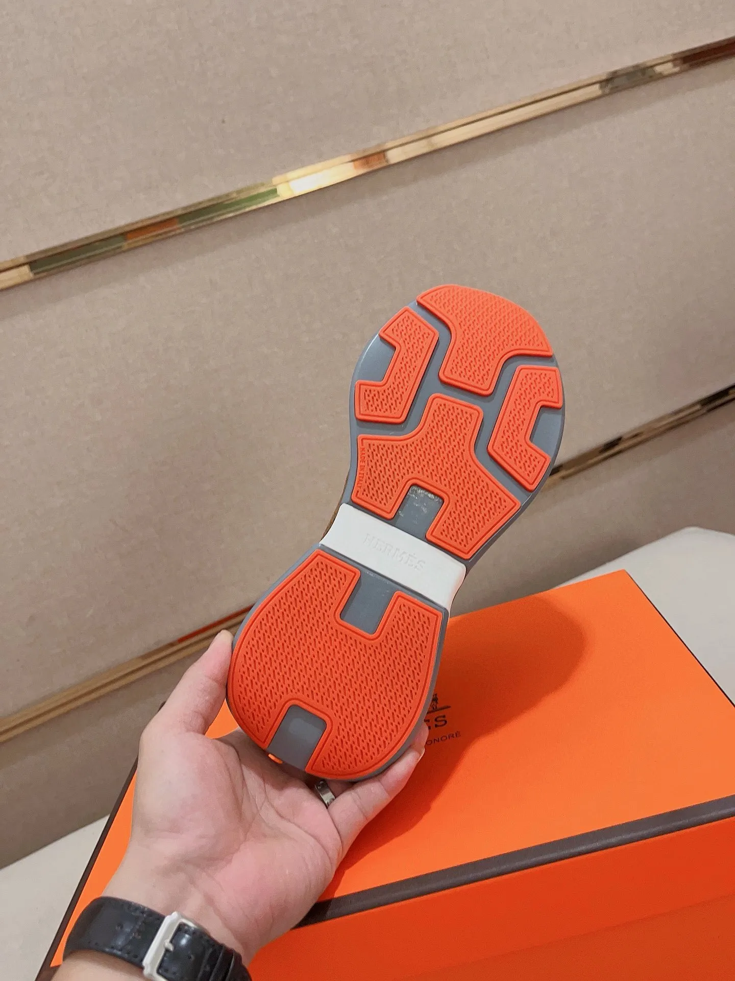 Factory price: 540💰《HERMES》【Classic Original Version】Hermès; Top 🔝 Purchasing Agency 🔍🔍Men's latest 🇺🇸 counters are on sale simultaneously, original imported from Italy ▲▲Silk cowhide with breathable fabric ▲▲ (high-end and expensive Qi·Grade) Exquisite workmanship (Italian 🇮🇹Imported water-dyed 🐂cowhide lining) Sole: Original sole provided by the original factory, ⚠️Exclusive double-layer activity·TPR·Rubber·Combined molded outsole; Super·comfortable·wear-resistant·non-slip·environmental protection The real thing is more beautiful if you take the real thing (high quality, follow the order), you can enter and exit the counter at will * Number of yards: 38·39·40·41·42·43·44# (can be customized 45.)